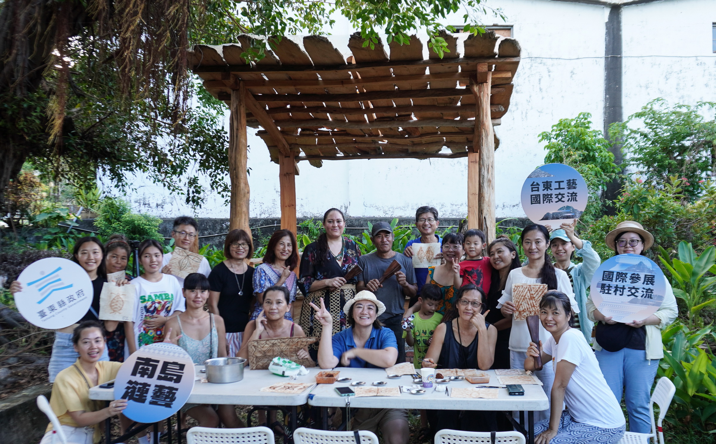 Foto grup pertukaran residensi internasional seni ripple Austronesia. (Gambar/sumber: Pemerintah Kabupaten Taitung)